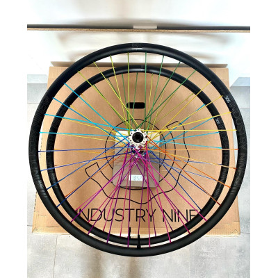 INDUSTRY NINE 29″ ENDURO 305 V3 32H 1850g Vypletené kolesá Custom Silver Rainbow