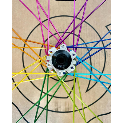 INDUSTRY NINE 29″ ENDURO 305 V3 32H 1850g Vypletené kolesá Custom Silver Rainbow