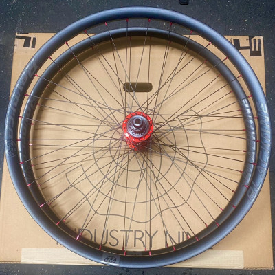 WHEELSET INDUSTRY NINE HYDRA | REVERSE ALU Vypletené kolesá