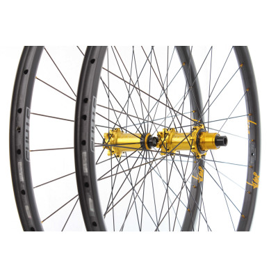 Tune Blackburner 23 Endurance 29″ 1297g Vypletené kolesá