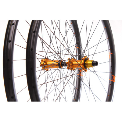 Tune Blackburner 28 Endurance 29″ 1369g Vypletené kolesá