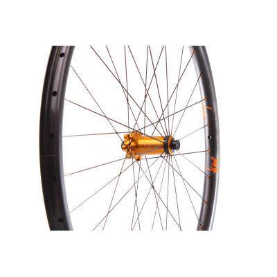 Tune Blackburner 28 Endurance 29″ 1369g Vypletené kolesá